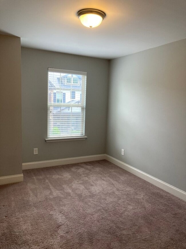 Building Photo - End Unit Condo in Shadow Green of Franklin