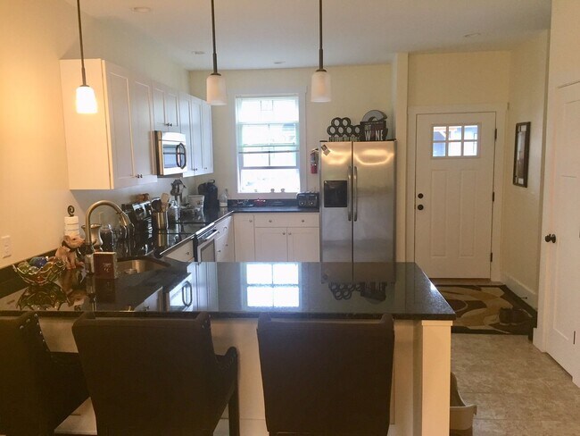 Building Photo - 2 Bedroom Home South Burlington Available 6/1