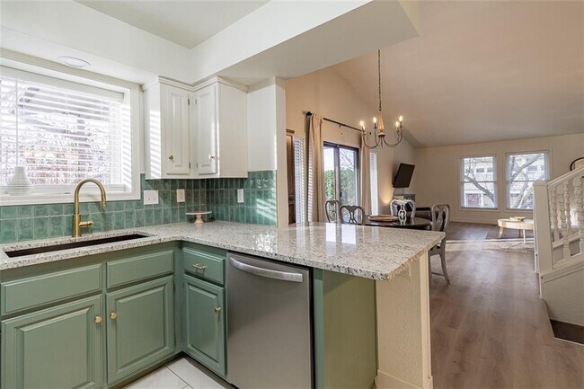 Building Photo - 16 Estes Dr