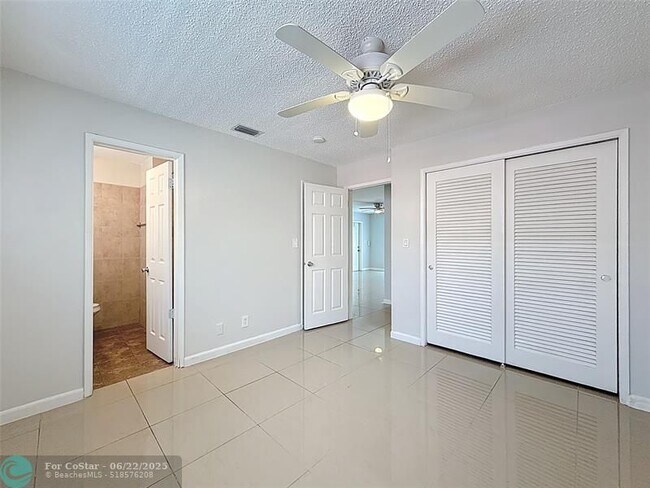 Building Photo - 4421 Poinciana St