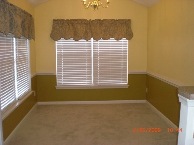 Building Photo - IMMACULATE END UNIT T.HOUSE STYLE CONDO