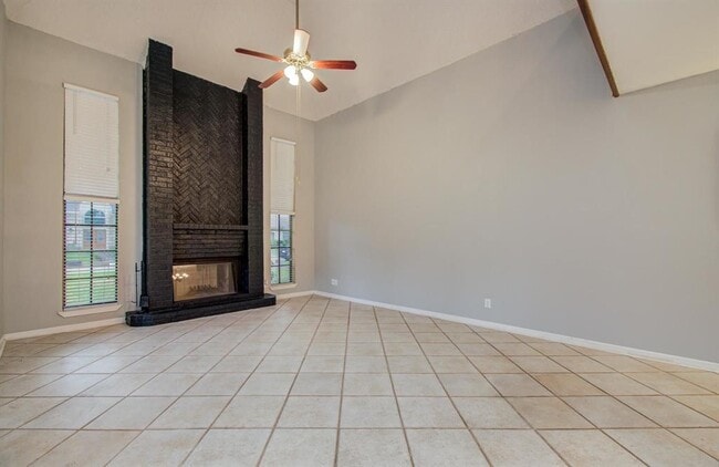Building Photo - 5339 Holly View Dr