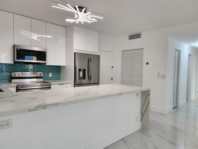 Building Photo - 3505 S Ocean Dr