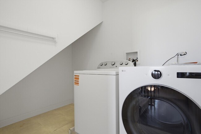 Building Photo - 1891 Admiral Ct