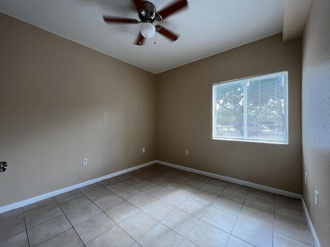 Building Photo - 1133 Golden Lakes Blvd