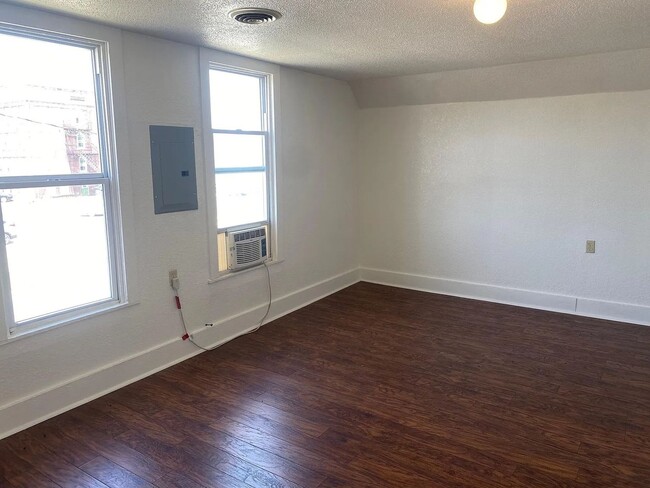 Building Photo - 404 S Marion St