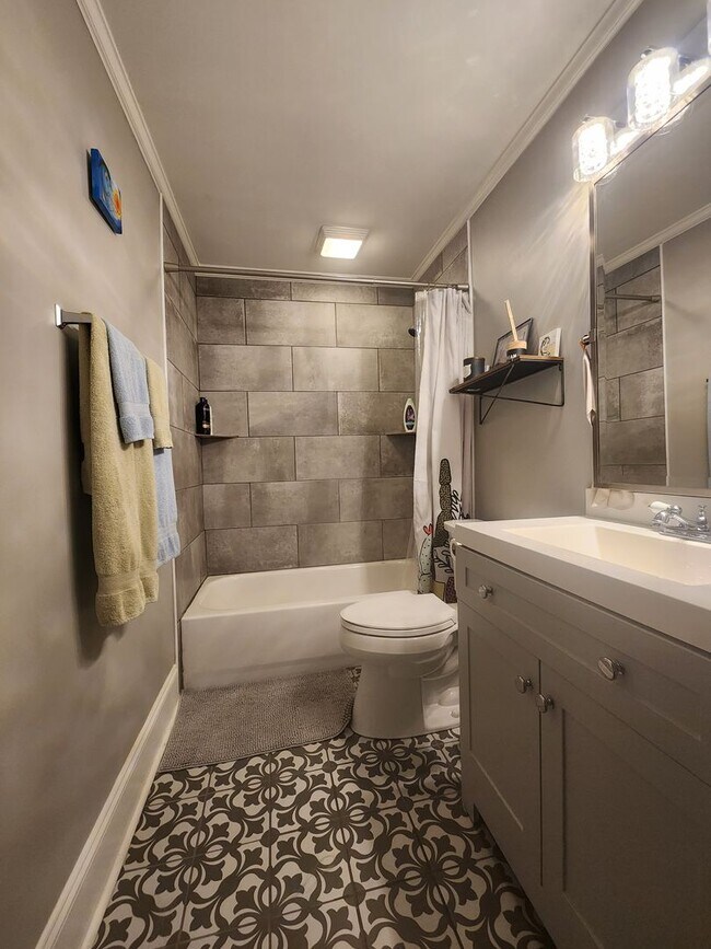 Building Photo - Charming 3BR/2BA Home Near Downtown Athens & Five Points