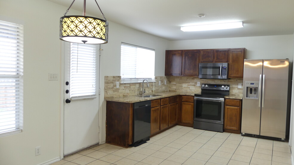 Kitchen - 215 Birchwood Bay