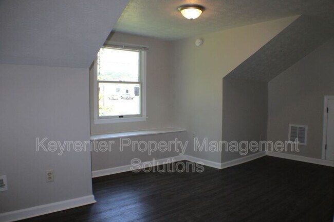 Building Photo - 509 5th St