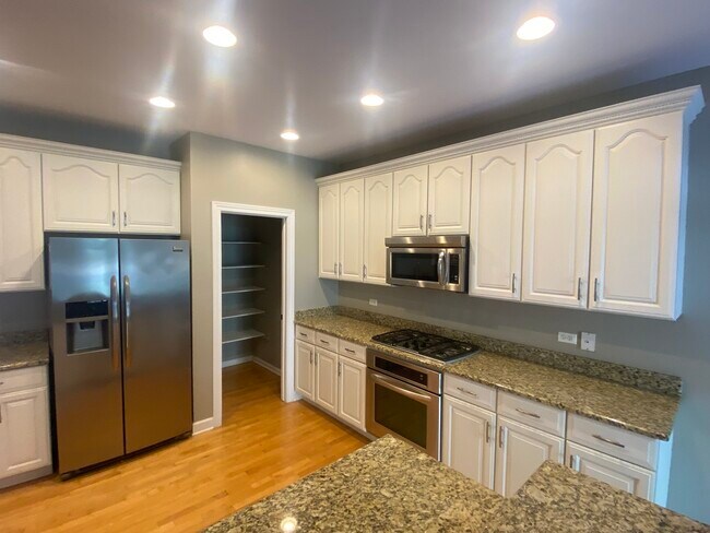 Building Photo - 15 Oak Creek Ct