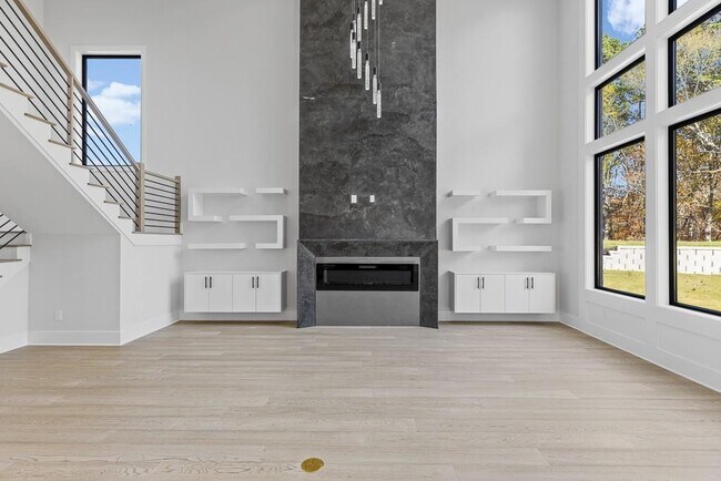 Building Photo - 555 Versailles Dr