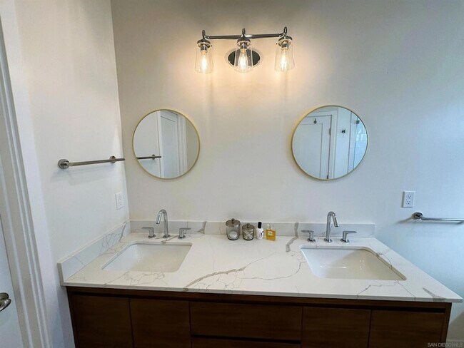 Building Photo - 1305 Blue Sky Dr