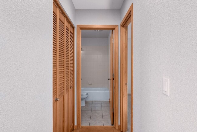 Building Photo - McCormick Pier - 1 bed/1 bath w/new paint/...