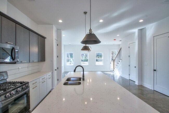 Building Photo - 904 Burchwood Ave