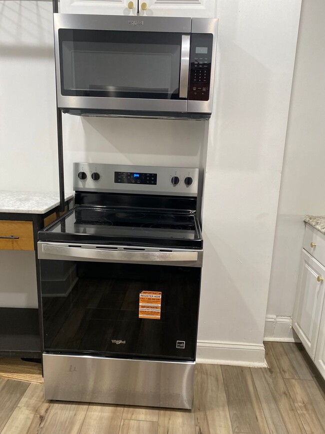 Building Photo - 1725 Monument St