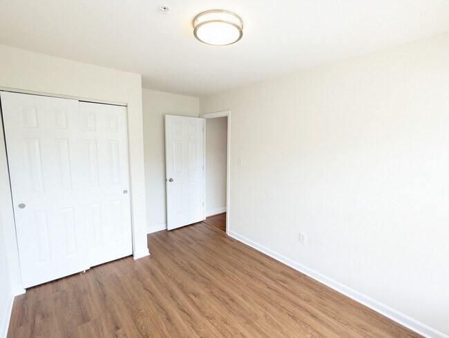 Building Photo - Renovated Townhouse in Frederick ready for...