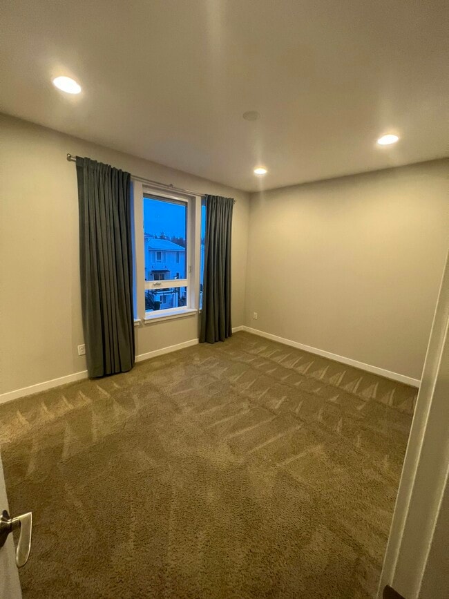 Building Photo - 14627 36th Ct NE