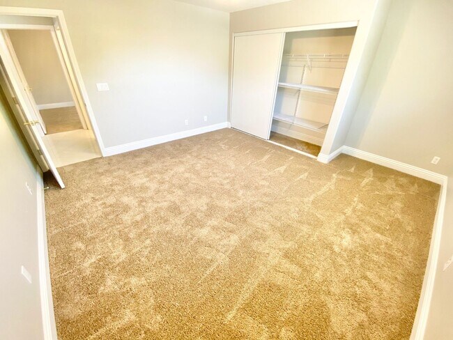 Building Photo - BEAUITFUL GATED PROPERTY 6 BEDROOMS/3 FULL...