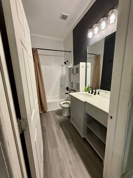 Building Photo - 320 W Hall St