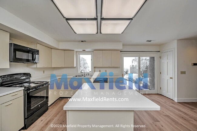 Building Photo - Avenues - 3 Bedroom 3 Bath Townhome with amazing southern views!