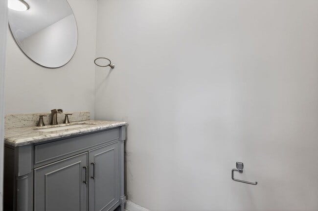 Building Photo - 2 bed 1.5 bath rowhome in Baltimore!