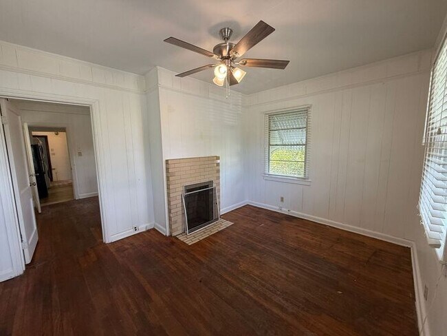 Building Photo - Pensacola - 3 bedroom, 1 bathroom - Old Style Shotgun Home with Original Charm