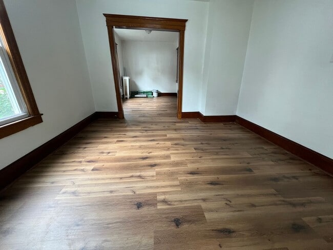 Building Photo - Large Newly Renovated 3 Bed/1 Bath Single ...