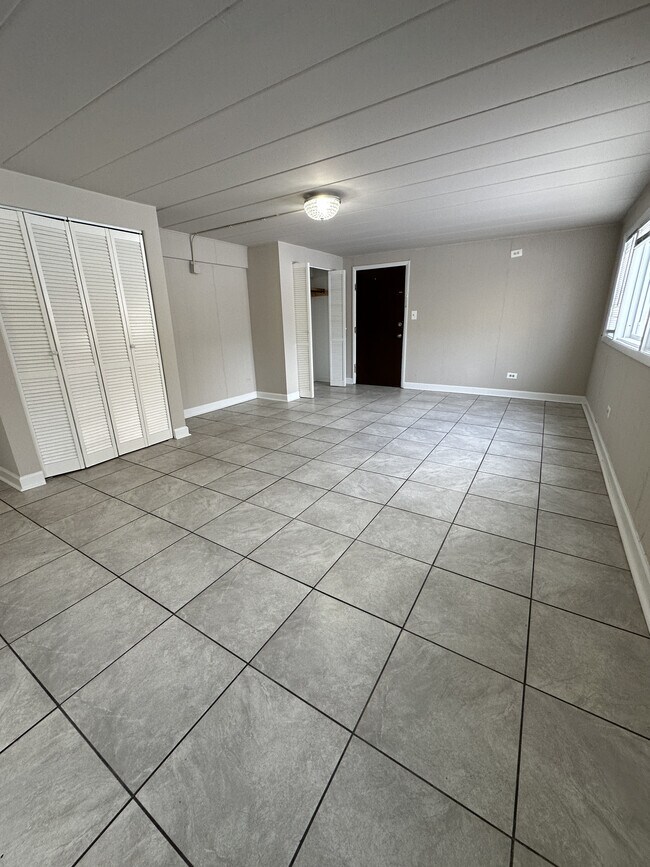 Building Photo - 9632 Ivanhoe Ave