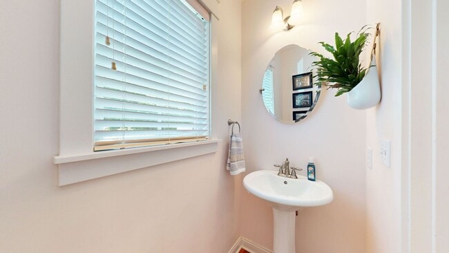 Building Photo - 3 Bed/4.5 Bath Crescent Hill Charmer with 2 Car Garage