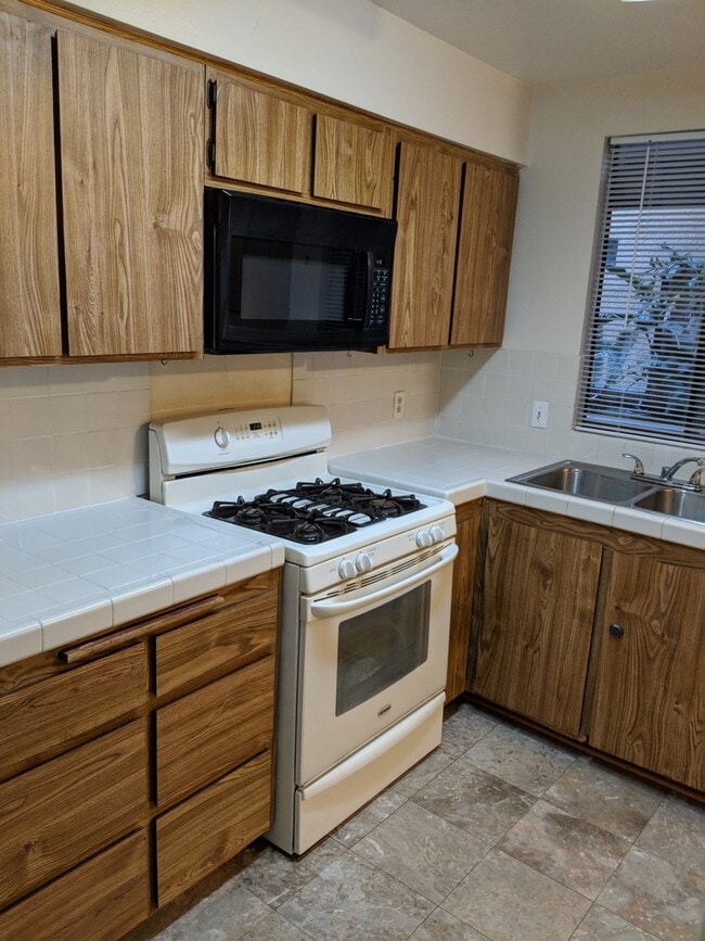 Building Photo - Great Condo in WeHo for Rent