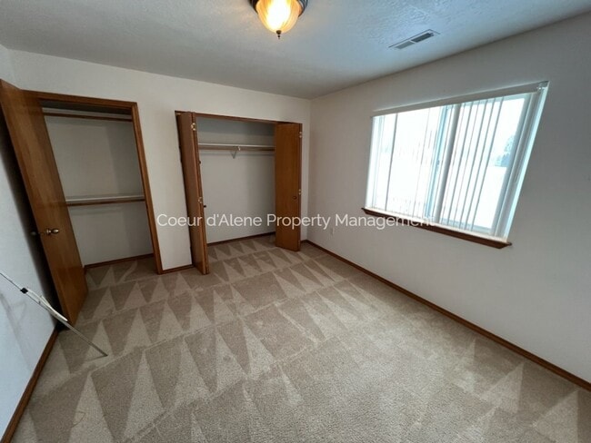 Building Photo - 2 bed, 1.5 bath townhouse