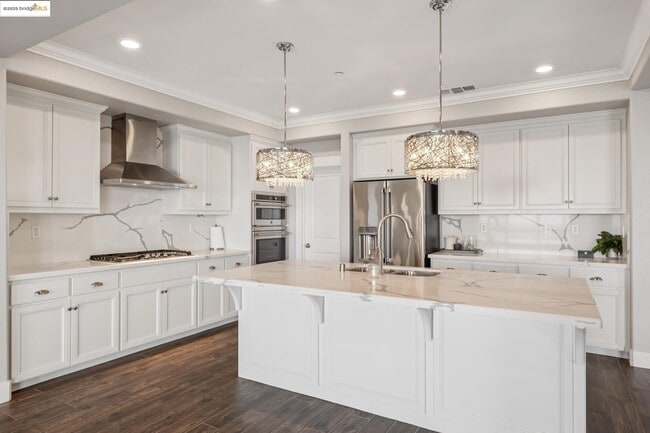 Building Photo - 6733 Skyview Dr