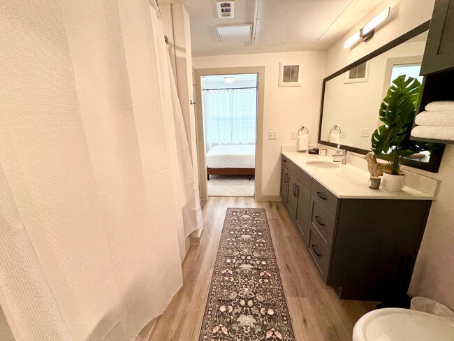 Building Photo - 1301 Leah Ave