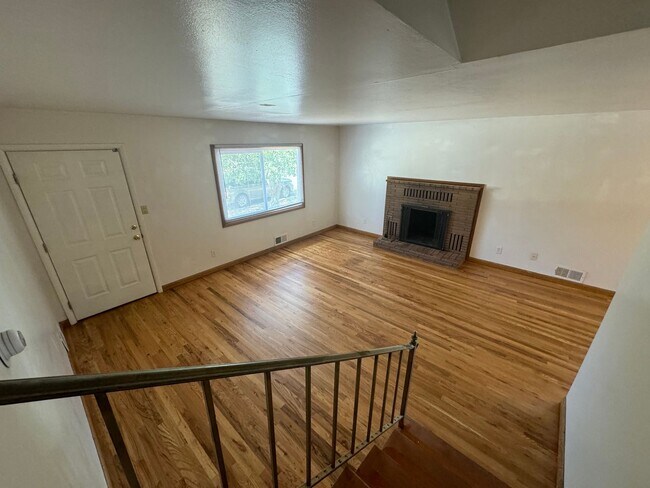 Building Photo - 2.5 Miles (6 minutes or less) to Oregon Tech and Sky Lakes Medical Center!  Perfect setup for Roo...