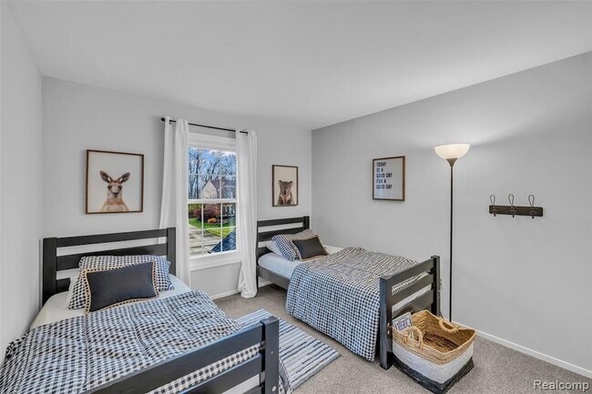 Building Photo - 45077 Roundview Dr