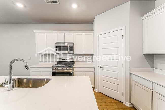 Building Photo - 301 Pond Spg Dr