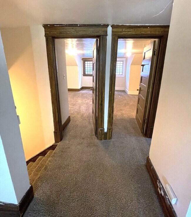 Building Photo - 2 Bedroom Top Level Apartment - ALL UTILIT...