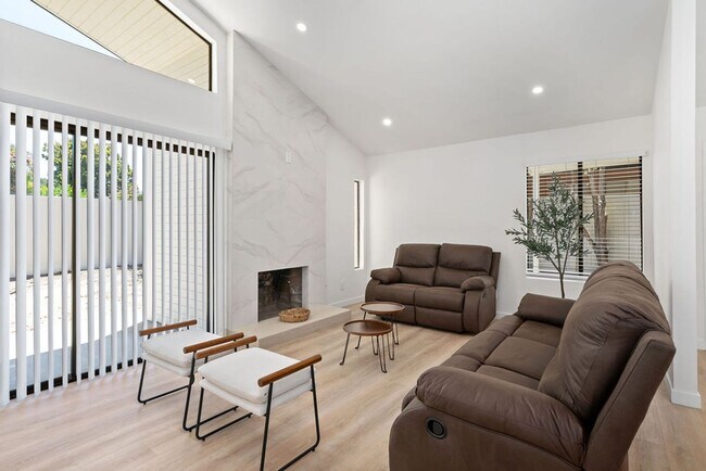 Building Photo - Fully remodeled luxury 3 bedroom 2 bathroom home with 2 car garage