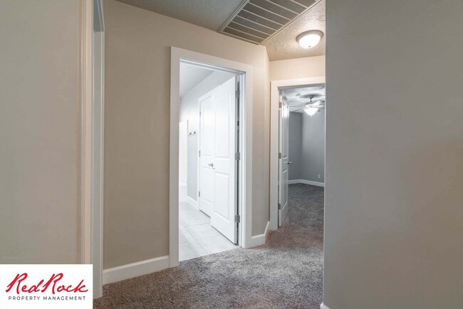Building Photo - Spacious 4 Bedroom, 2.5 Bathroom Centrally...