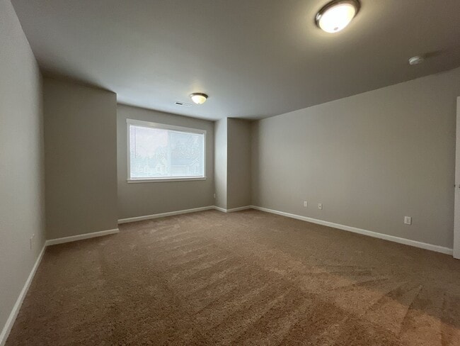 Building Photo - Well-Appointed 4BR/2.5BA Home with Spacious Living Areas & Modern Kitchen