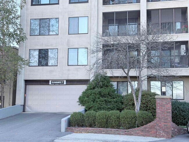 Building Photo - 55 River Rd