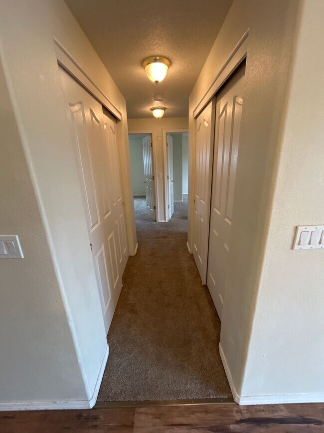 Building Photo - Beautiful 3 Bedroom 2 Bath Single Level Ho...