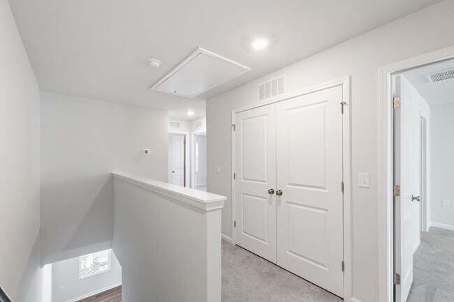 Building Photo - Bright, Spacious & Move-In Ready Townhome ...