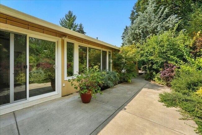 Building Photo - Charming Single-Level 3-Bedroom Home for R...