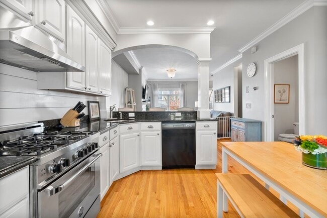 Building Photo - 10 S Sydney St