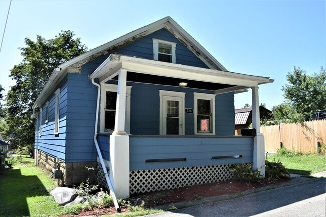 Primary Photo - LEASE PENDING AS OF 06/06/25: Charming 3 b...