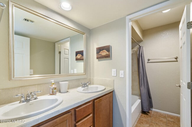 Building Photo - 5051 N Sabino Canyon Rd
