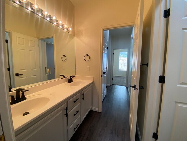 Building Photo - REMODELED TOWNHOME AVAILABLE FOR RENT