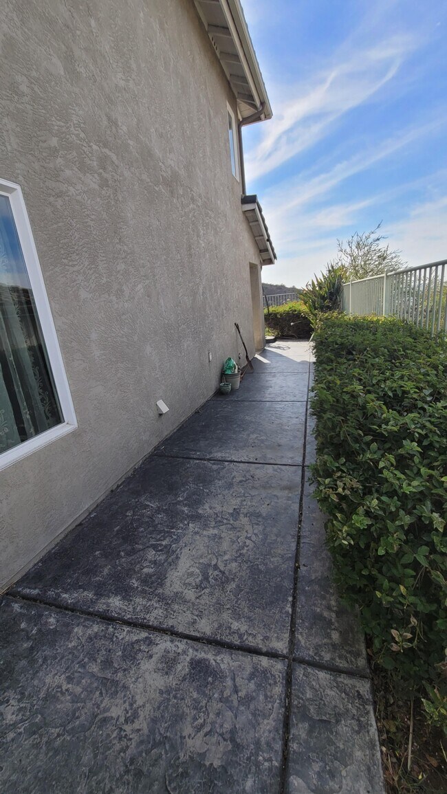 Building Photo - 2422 Pointe Pkwy