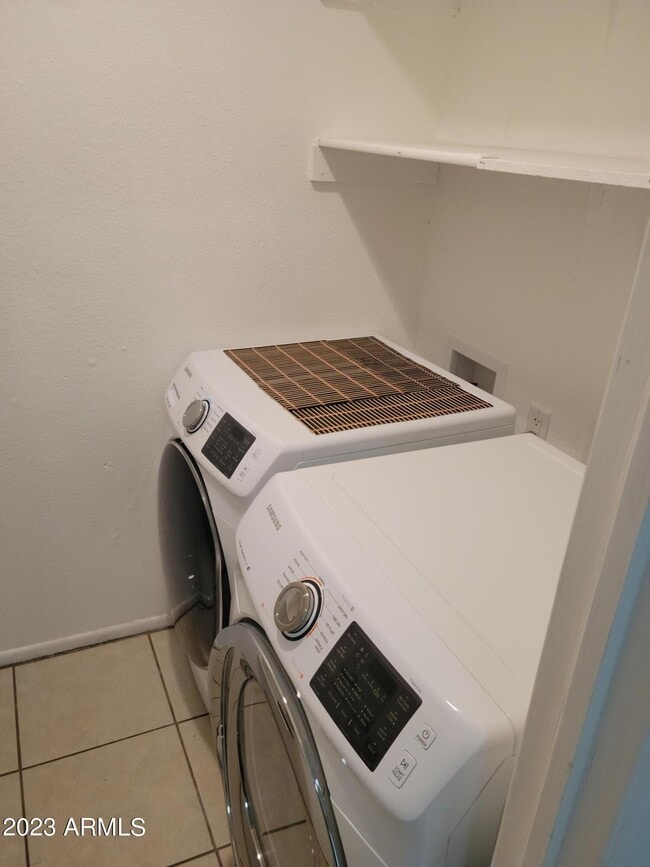 Building Photo - 815 E Grovers Ave